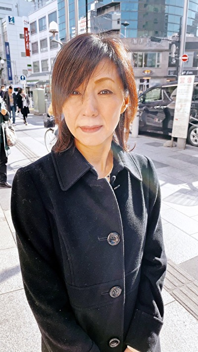 諸事情あってAV出演する恵子さん55歳の場合。Dカップの専業主婦の初めての秘め事！お尻の穴をツンツンしたら身体がビックン♪スケベ汁が糸ひきまくり！なんとオマ○コからタンポンのヒモがこんにちわしちゃってますww55歳でもまだまだ現役！数年振りのチ○コにむしゃぶりついて「この感覚と味･･･忘れてました」思い出していただいてよかったです