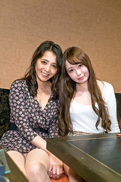 バブリーボディコンを着こなすエロお母さん水上のりこさん（46）と大学生のまゆちゃん（20）