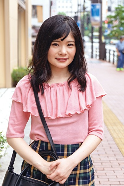 素股でこすっているだけでビクっといっちゃう敏感なクリの持ち主にはしれ～と生挿入！たいして動かしてないのにすぐにイっちゃう敏感マン子！いざ見参！ りかちゃん・アルバイト