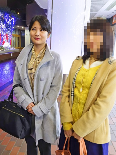 夜の都内のオフィス街で声掛けした美人OLさん2人組の先輩はみずほさん26歳！同じ会社に勤める同性に興奮している恥ずかしいH顔を見られる感覚を味あわせる！お互い同僚の視線で濡れて快感倍増の辱めプレイを堪能！その後はそれぞれ別部屋分かれて開放されたドエロなSEX！