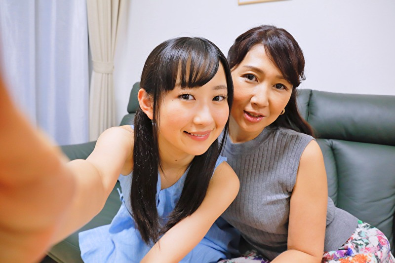 都心に住む受験生を持つ家庭。そこに来ていた家庭教師は娘の勉強を教えるだけでなく悪い事も教え込んでいた！娘の部屋に呼び出されると娘と家庭教師がセックスを始める。発情してまともな判断が出来ない娘は気持ち良さそうにベロチュウを求め母親にそれを見せつける「お母さんもコレ欲しいんでしょ？」エリートカテキョち〇ぽを出されていいなりになる母親は服を脱ぎ捨てスケベなホットピンクのランジェリー姿に。期待で股間を熱く