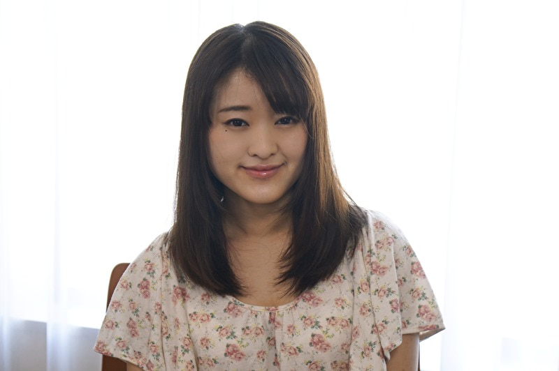デカチンをシコシコ！生唾ごっくん凝視してしまう女の子。触ってみるとピクつくデカチンに笑顔満面！楽しそう？ にいなちゃん（21歳／学生）