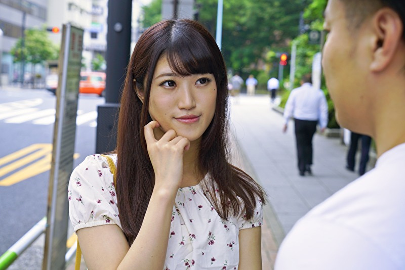 ジュポジュポ大きな音を立ててのバキュームフェラ！子犬のようにつぶらな瞳で男を見上げながらの丁寧なフェラ！男の喜ばせ方を知ってる女の子に素股のお願いをして事故を装って強制中出し！あゆちゃん（21歳／学生）