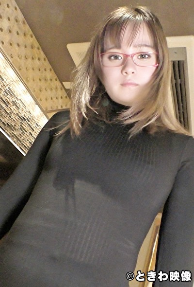 能天気っ子ミニマム女子大生がメガネ着用でちょっと大人の雰囲気に変貌！またもブス男の生チン挿入を許し大量中出しされた！