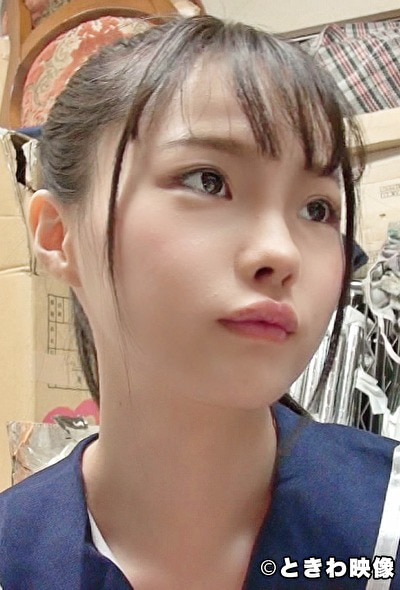 華奢で小さい女の子が制服コスプレでブス男たちに弄ばれる！
