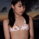 武田あやな　制服を脱いで夕暮れビーチでセクシーポーズ