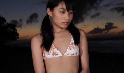 武田あやな　制服を脱いで夕暮れビーチでセクシーポーズ
